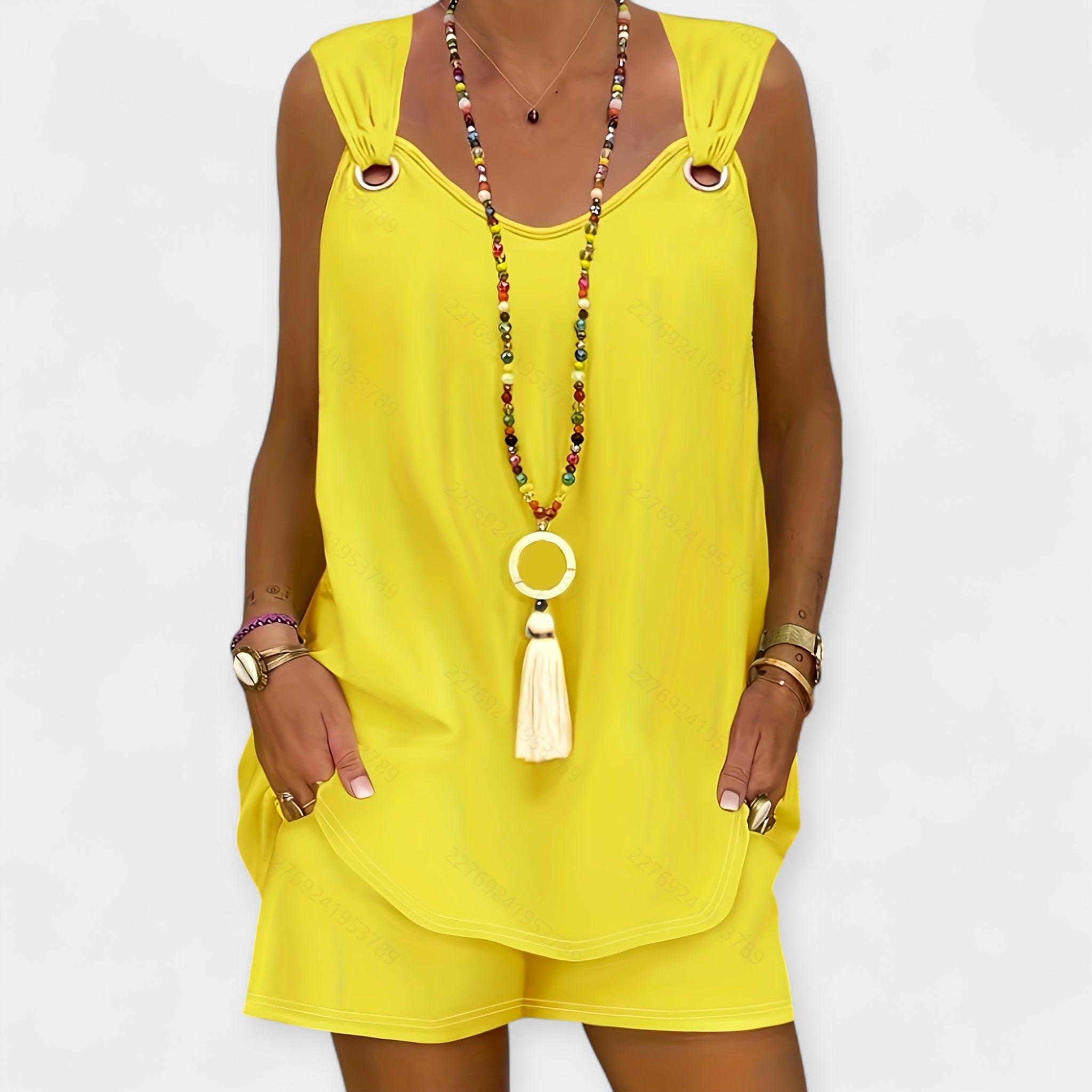 Conjunto con Blusa sin Mangas y Short