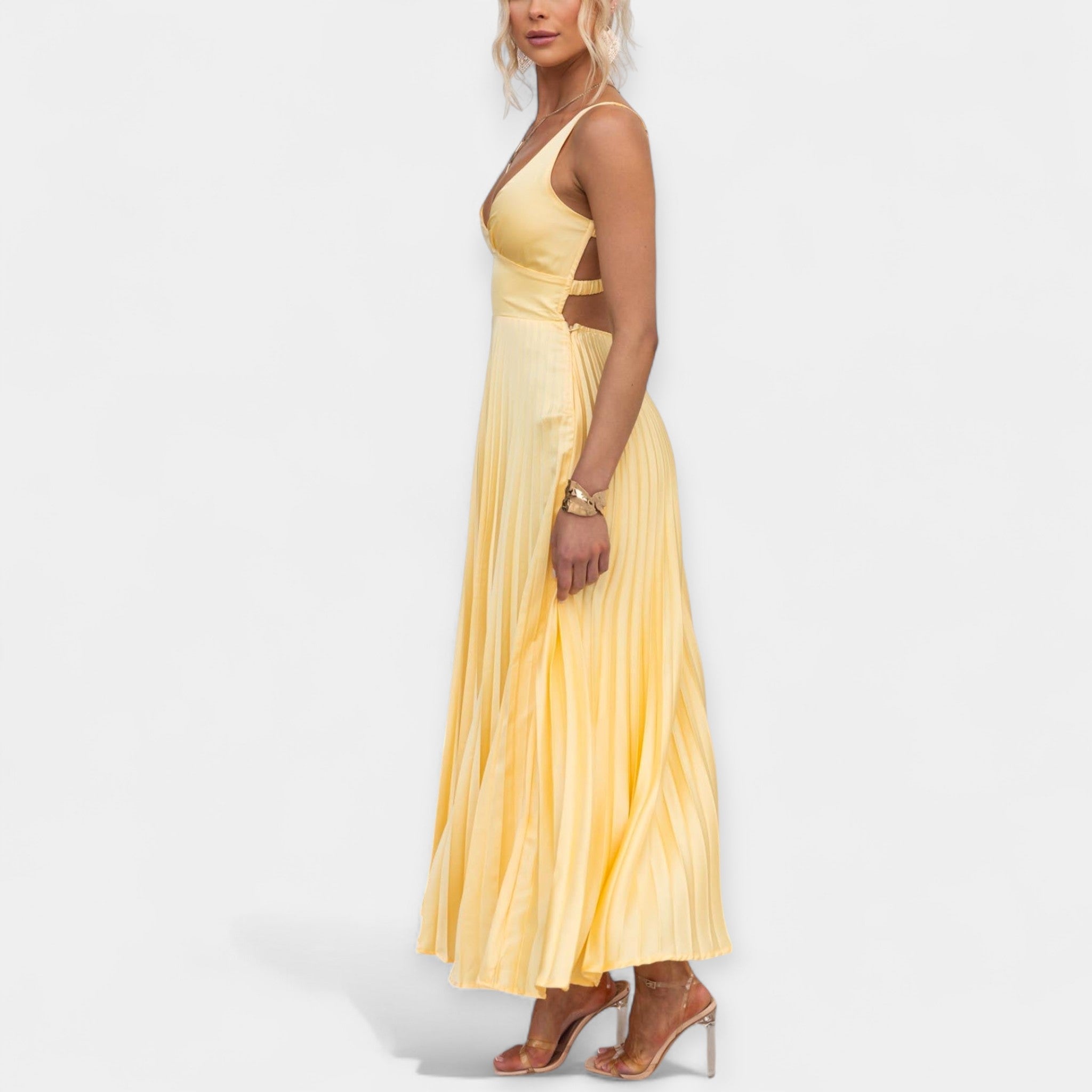Vestido maxi plisado en amarillo