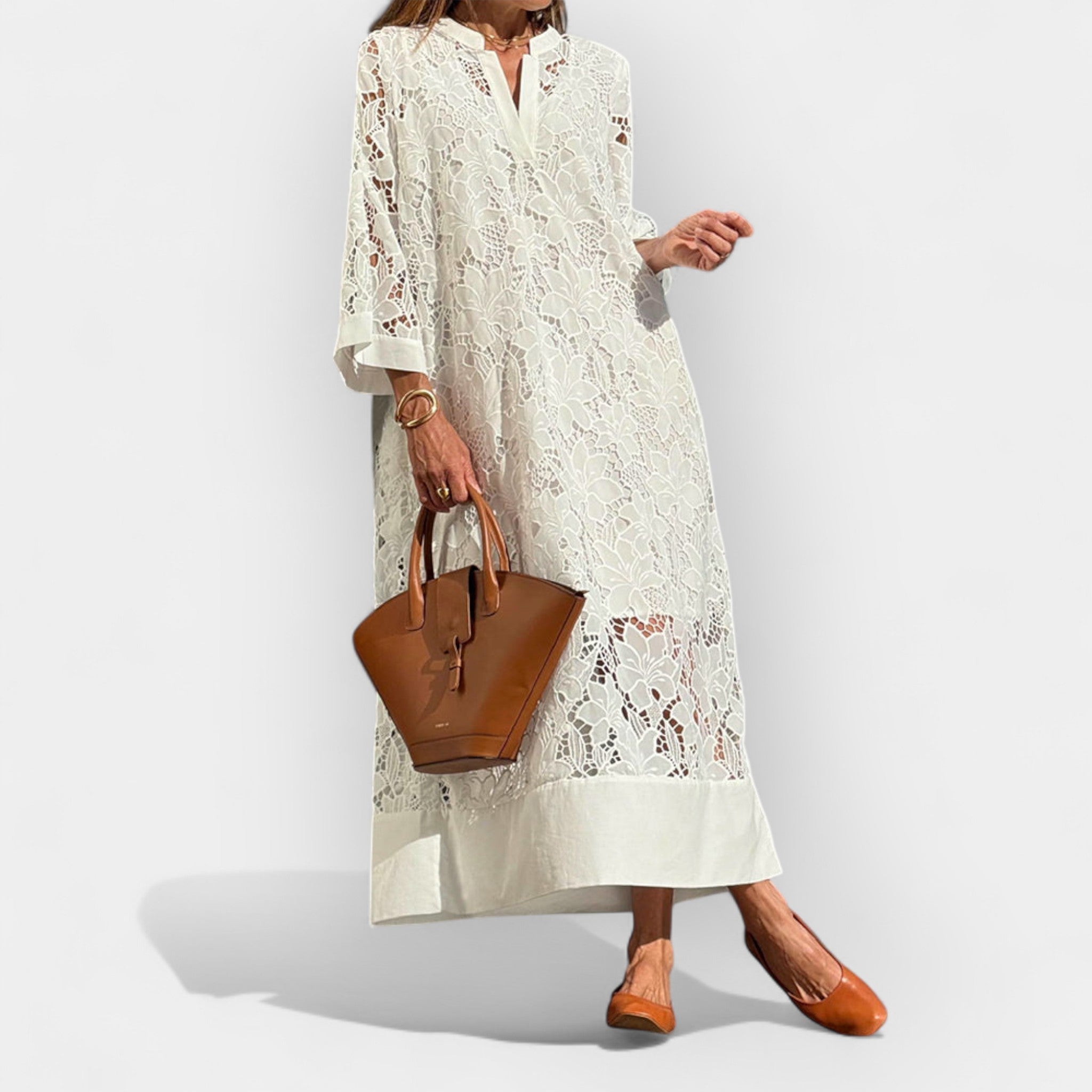 Ανάλαφρο φόρεμα με δαντελένιες λεπτομέρειες