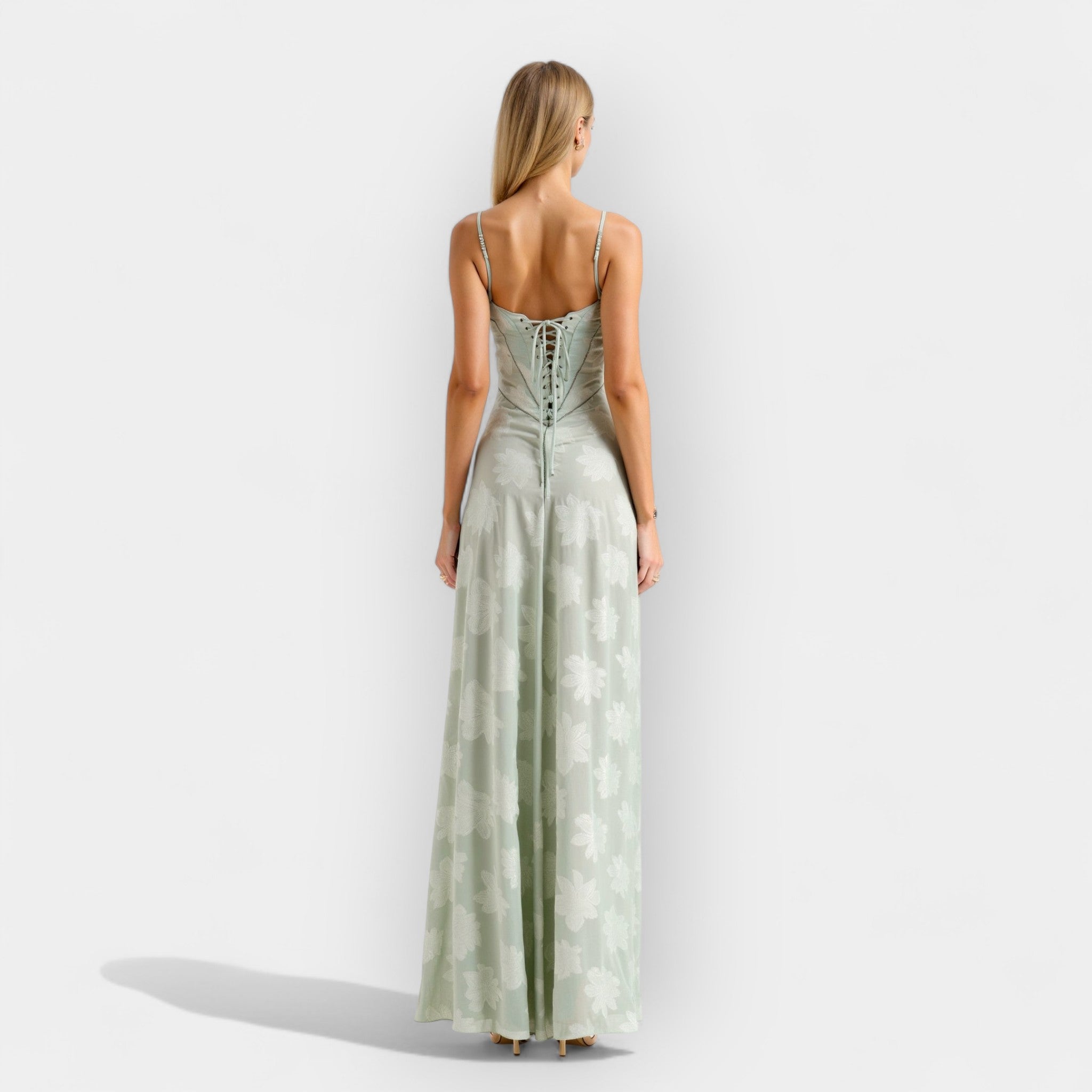 Vestido romántico con tirantes finos